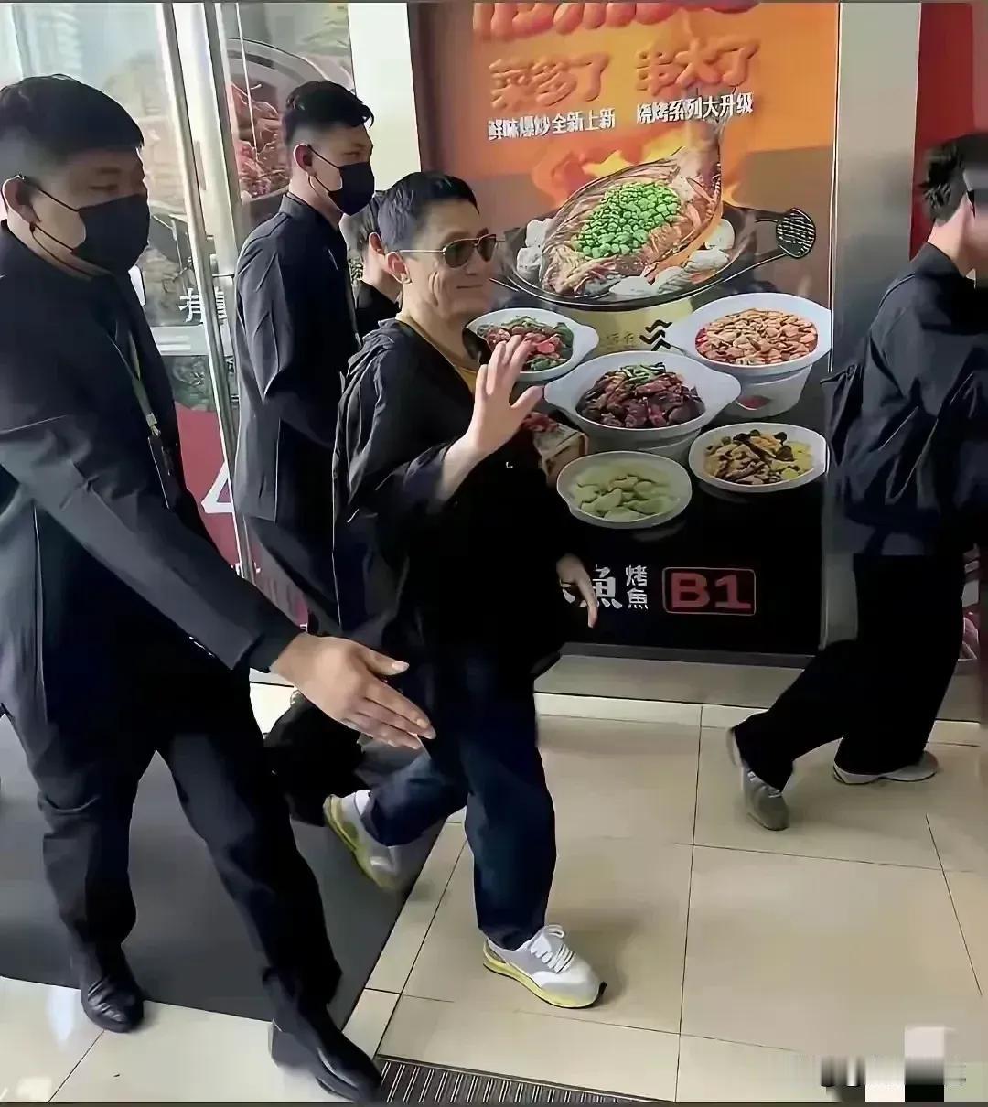 万万没有想到，男神现实中居然那么矮，白瞎我看了十几年电视，现在才知道，对梁朝伟而