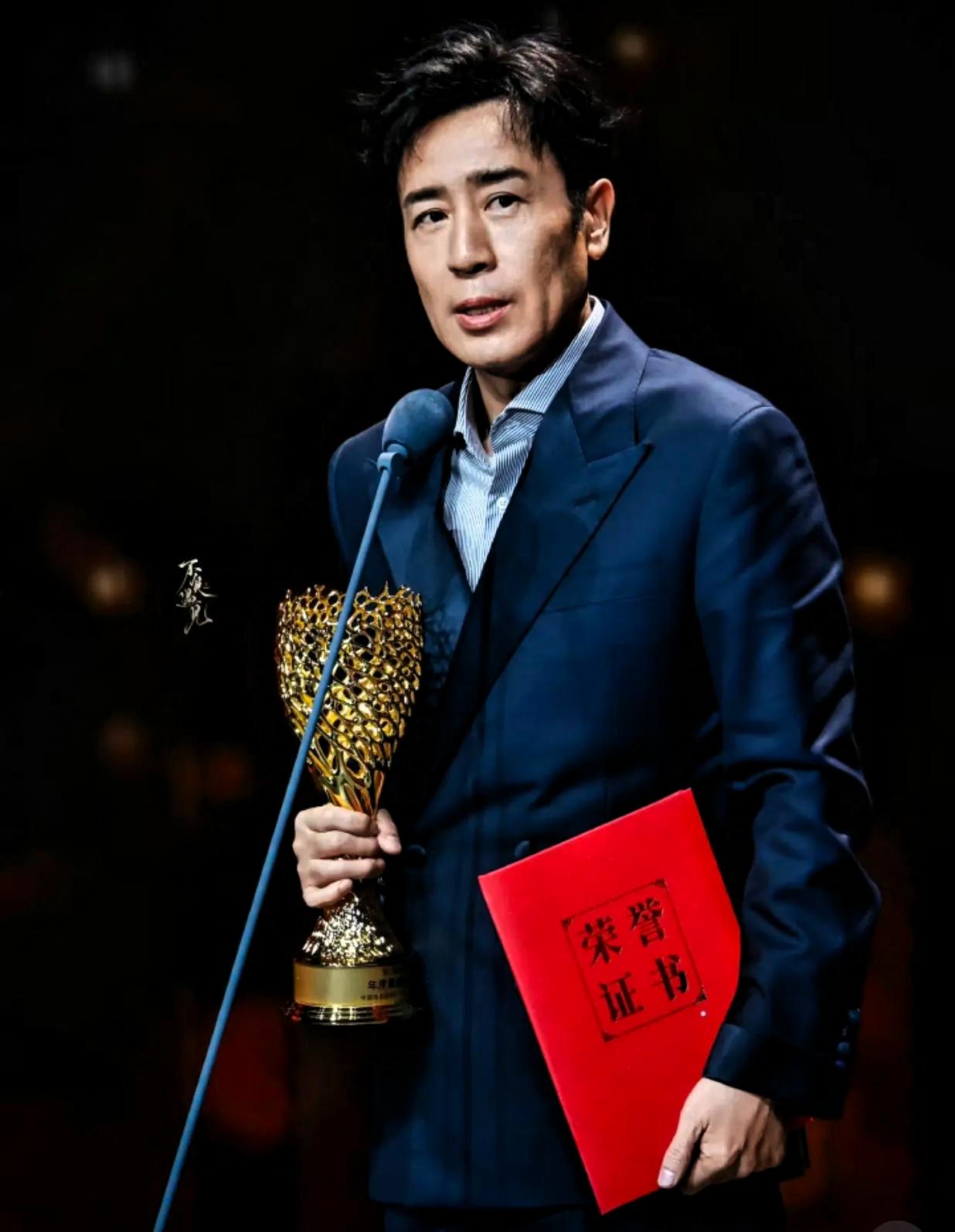 于和伟再拿影帝最开心的不是第一个起身鼓掌的张艺谋，也不是给他颁奖跟他开玩笑的张