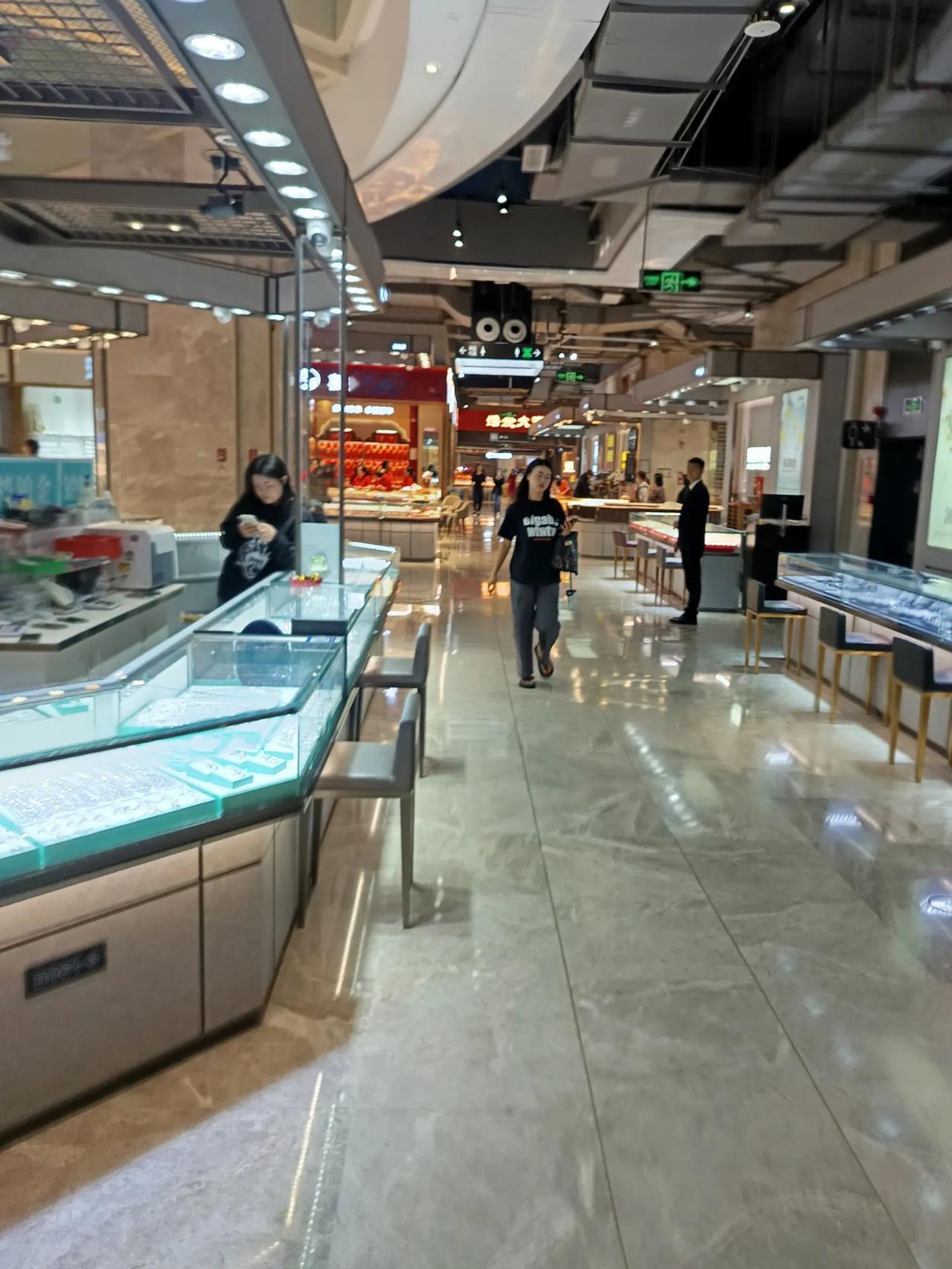 水贝黄金门店，几乎都有这种大钳子，切割黄金用的吗，，[捂脸哭][捂脸哭][捂脸哭]