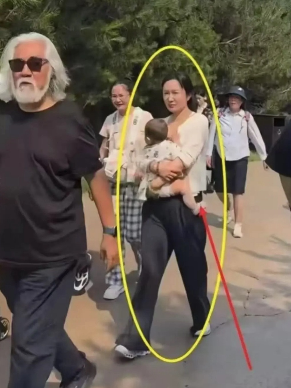 呃…她现实怎么长这样啊突然就理解张纪中了，小脸白白嫩嫩的，发质也这么好，想知道是