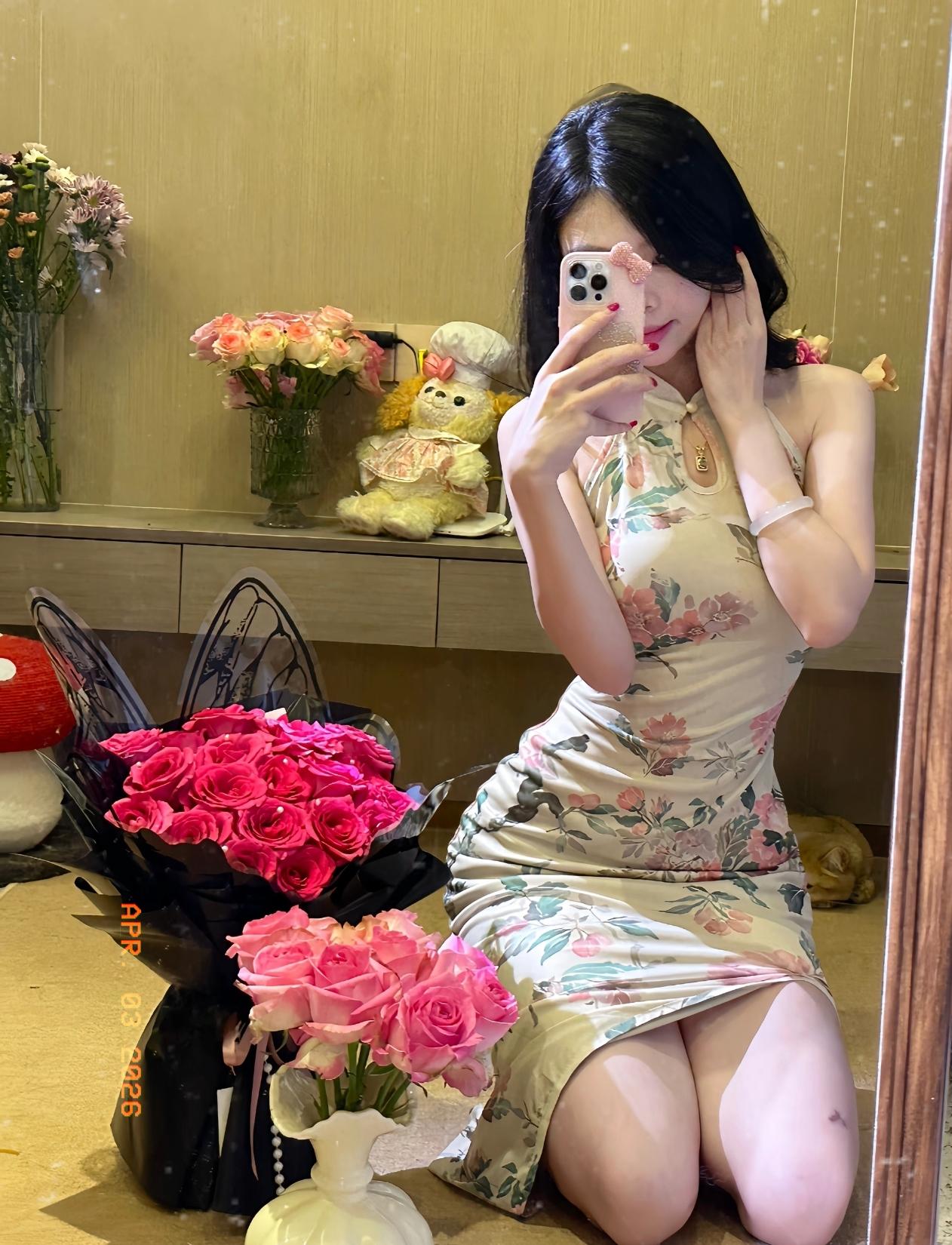 在老公面前，我就是个彻头彻尾的小色鬼。他每次出差回来，我一看见就直接扑进他怀