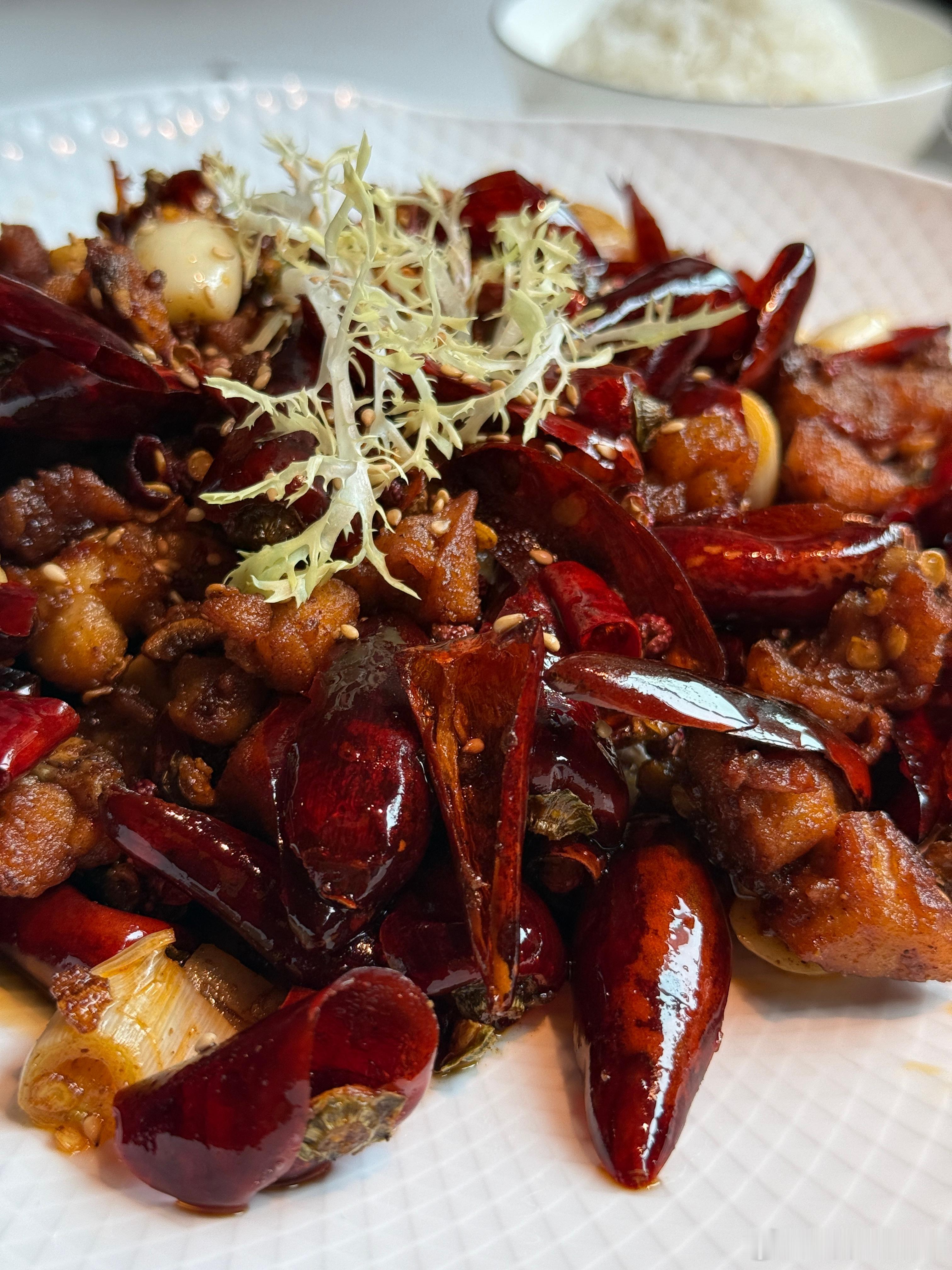 老婆中午去吃饭（前六张图），然后把回锅肉和夫妻肺片打包回来给我吃，很好吃。​