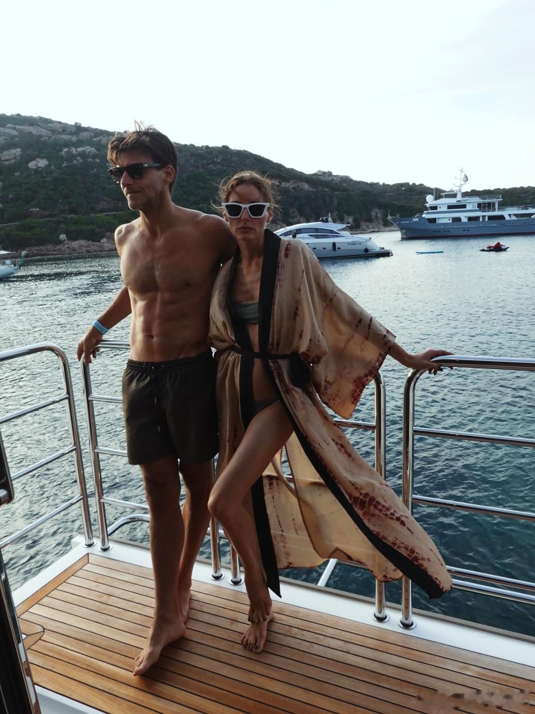 OliviaPalermo奥利维亚巴勒莫的奢华度假还在继续，展示奢华穿搭与海景