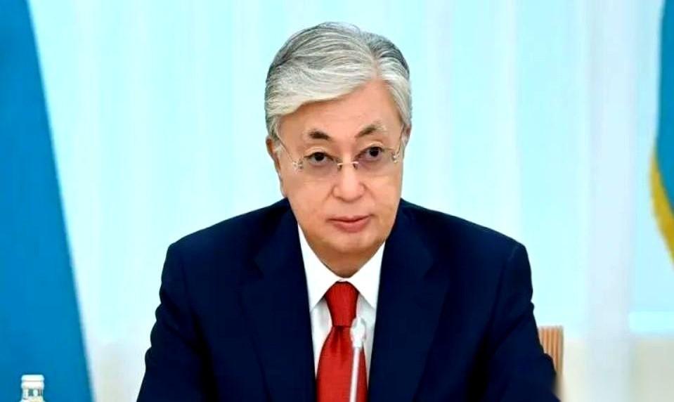 哈萨克斯坦的石油，有个毛病，家门口就是全世界最大的买家——中国，但它偏要把八成的