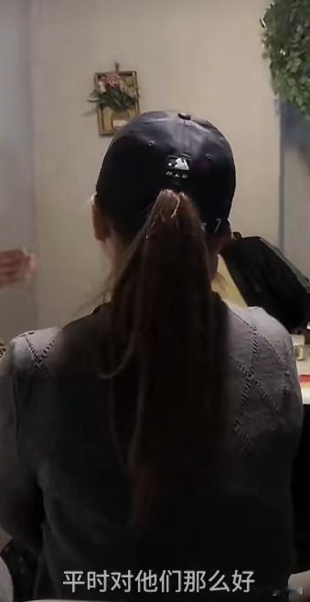 中国姑娘在埃及开中餐厅，结果遭员工集体罢工。她没有选择退让，硬刚到底，把这些员工