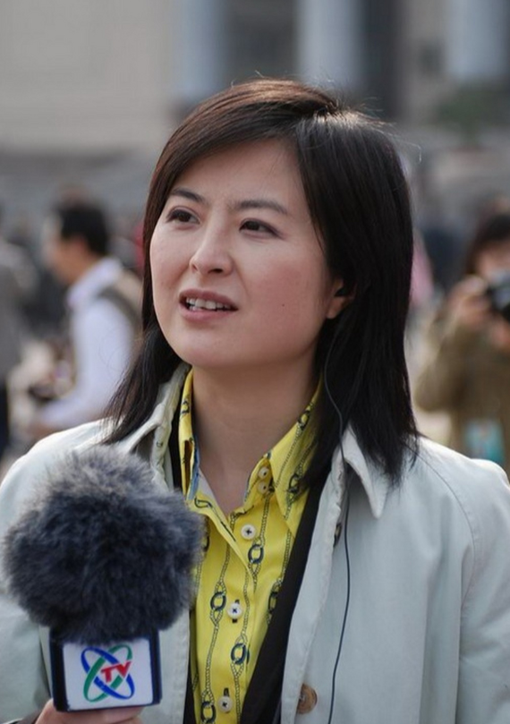42岁的央视主持人张泉灵辞去工作后，趁着丈夫李铁不注意，带着147万存款前往上海