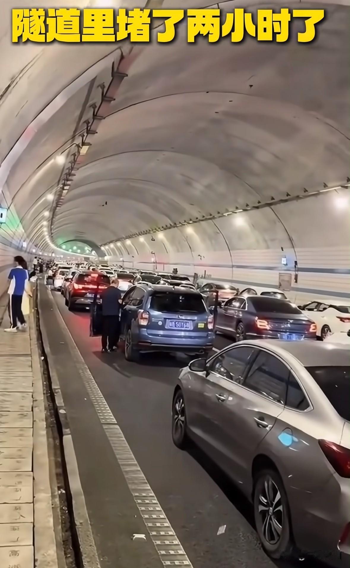 每逢国庆必堵车而且一堵就是好几个小时我感觉这种情况下电车最舒服一点不费电，