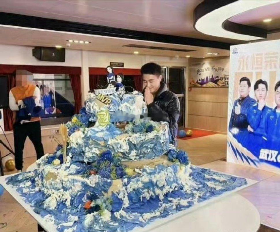 有钱人都是这样订蛋糕的吗？好奇最后蛋糕吃不吃，还是直接扔了？​​​
