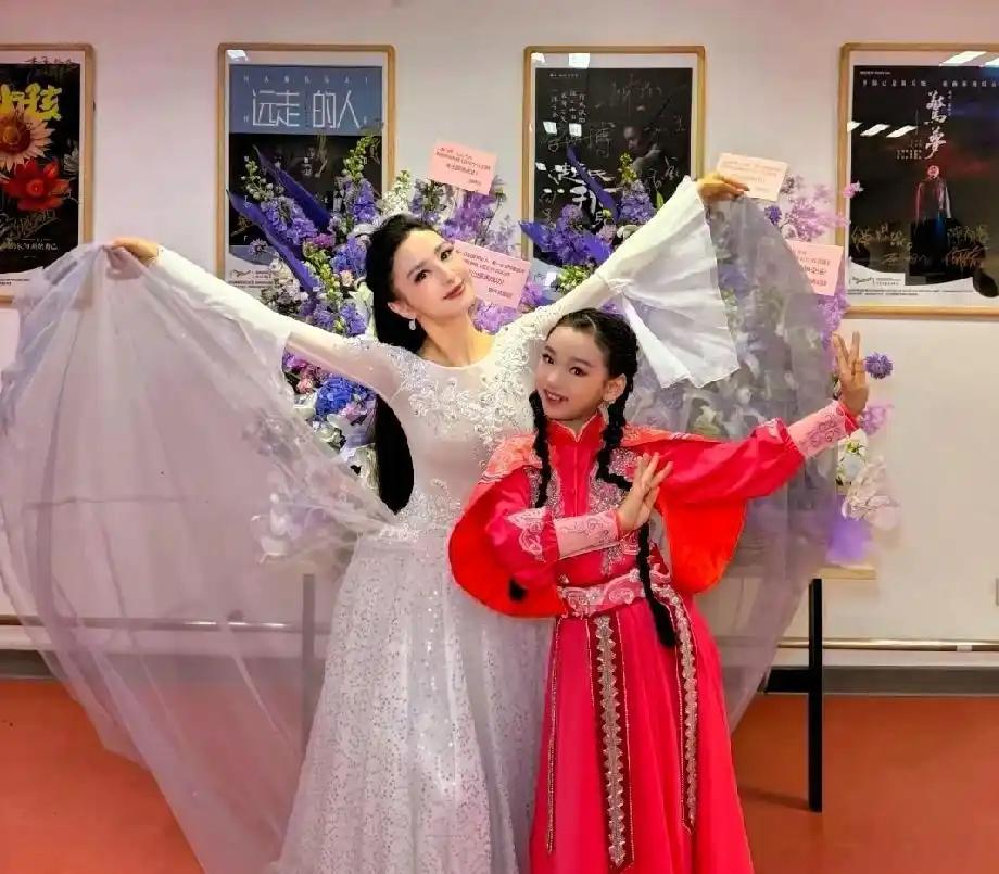 董璇带张维伊现身北京天桥艺术中心，看好姐妹佟丽娅的舞剧，小酒窝也有参演！董璇其实