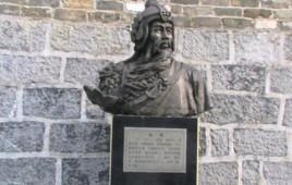 蓝玉这个人打仗是天才，做人是蠢材。朱元璋一开始是真喜欢他、真器重他的。蓝玉是常遇