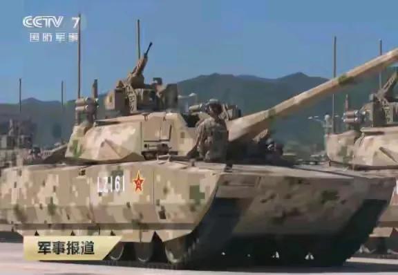 中国最新型100式主战坦克，是解放路第四代中型坦克，战斗全重35～40吨，采用1