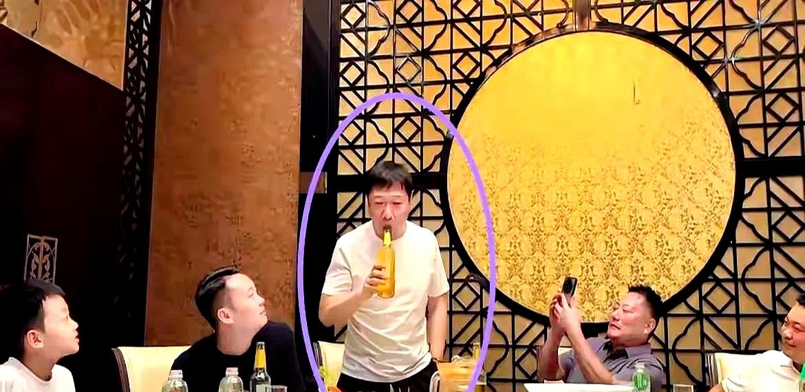 偷拍视频一发出来，最该被盯着的人到底是谁？不是饭桌上那个说了啥的人，而是那个举