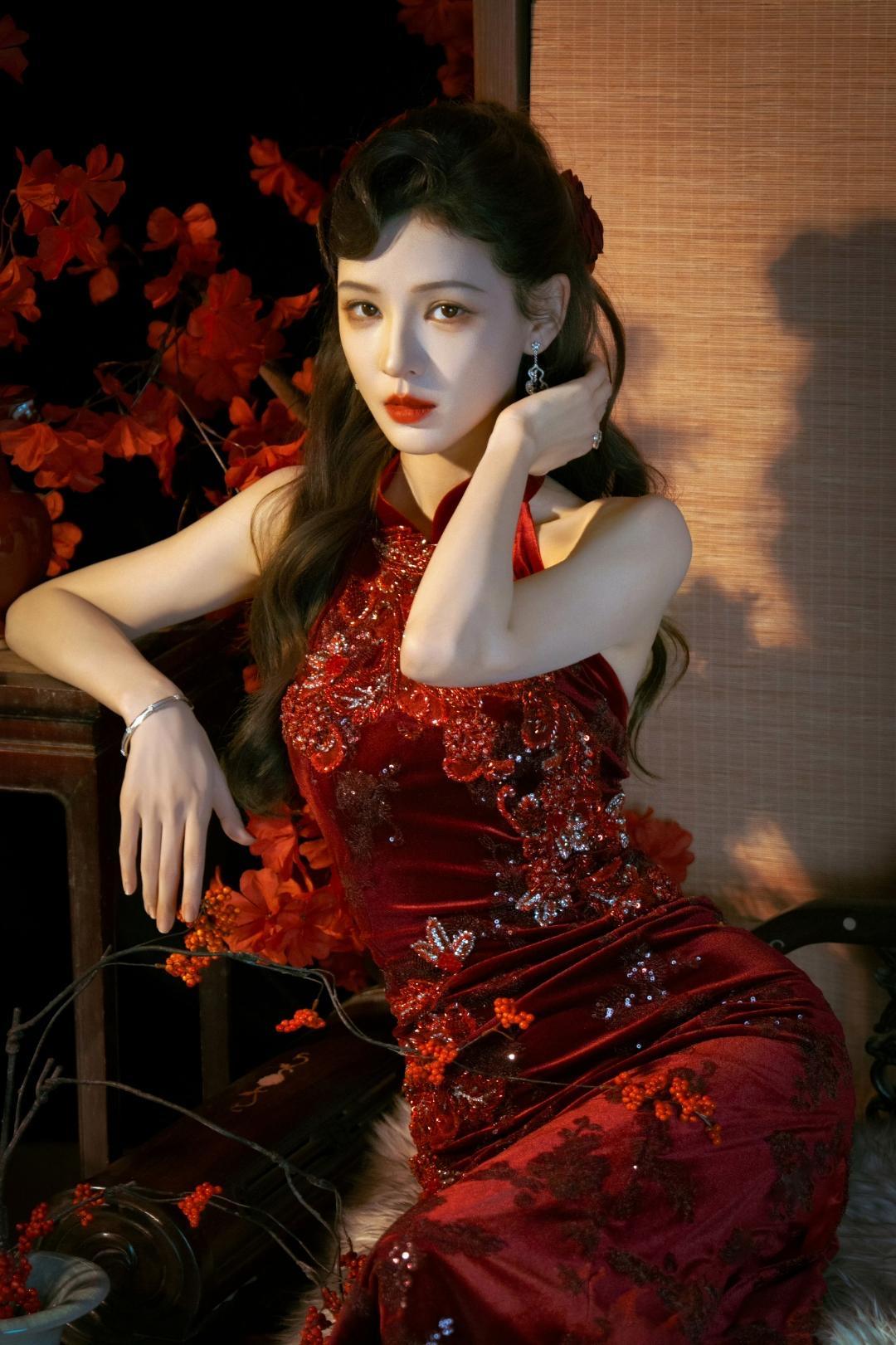 张予曦这组造型美得像从旧画报里走出来的大小姐，挂脖设计露出纤细肩颈，红丝绒上的碎