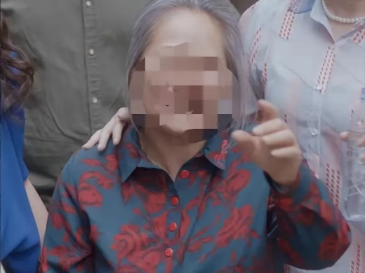北京一大妈把外卖小哥王某告了，要他赔一千多块钱医药费和精神损失费。咋回事？
