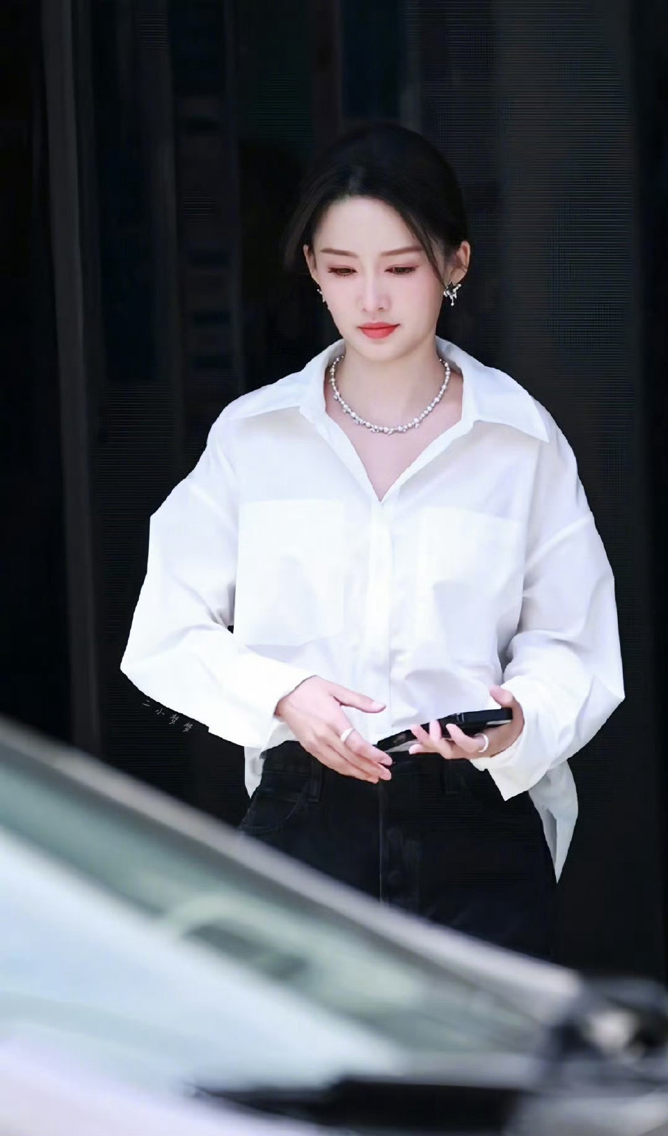 李沁也躲不过offer7的早八李沁穿白衬衫去录offer7，手持耳麦的样子好有