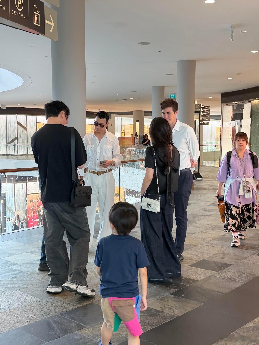 新加坡偶遇朱珠夫妇网友新加坡偶遇朱珠夫妇网友在新加坡偶遇朱珠夫妇，朱珠的状态