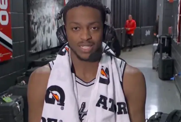 NBA季后赛西部首轮G4马刺（3）114-93（1）战胜开拓者。赛后福克斯谈季