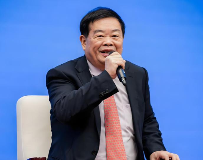 曹德旺他说，在美国，明星这种高收入的人，不去抢底层人的饭碗。回头再看我们这，