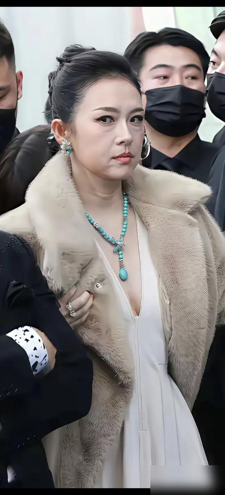 你见过一秒变脸吗？章子怡在成都太古里给你上了一课。她正笑着，一个普通工作人员