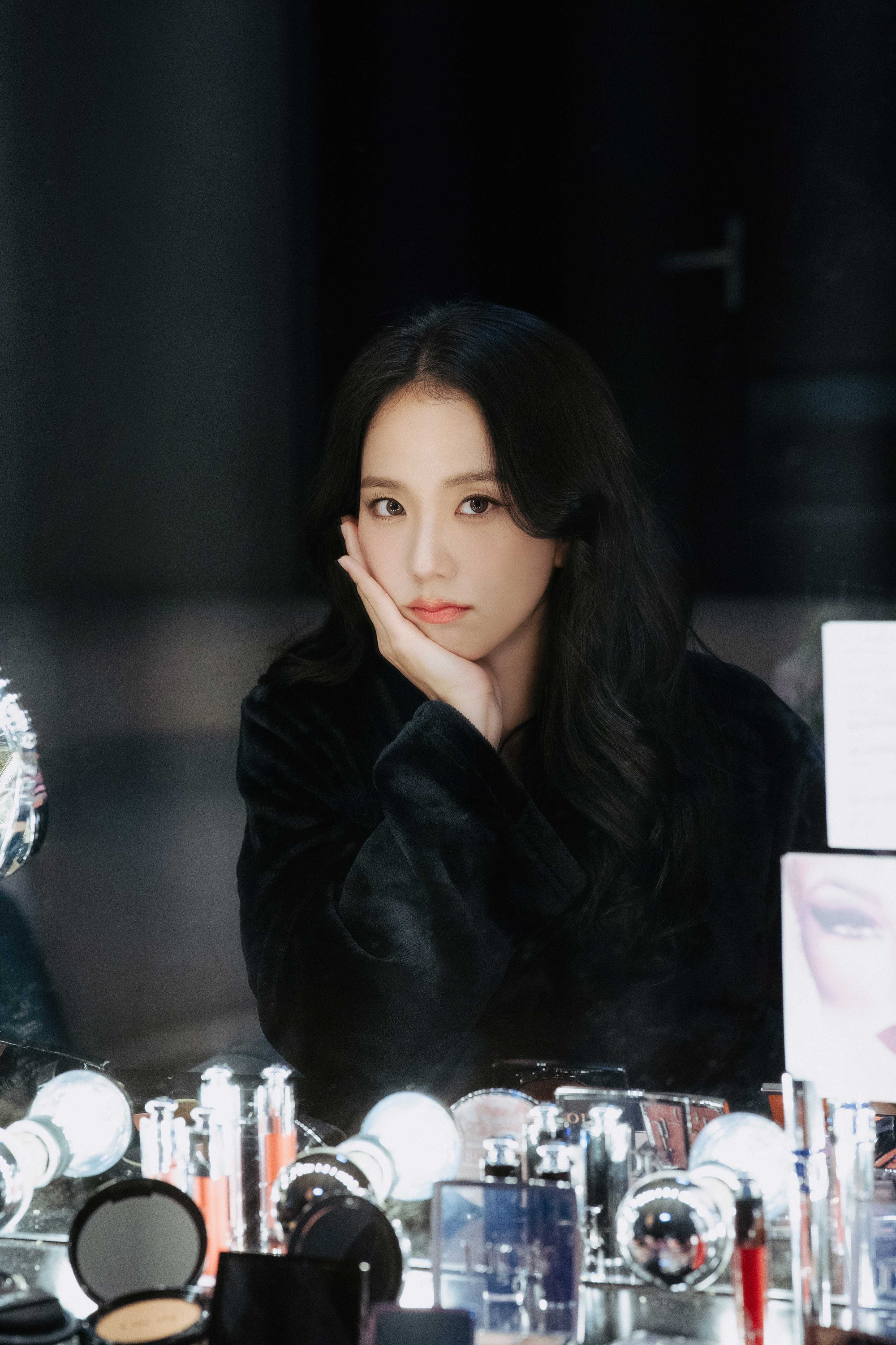 喝朝日啤酒的黑发御姐：JISOO​​​
