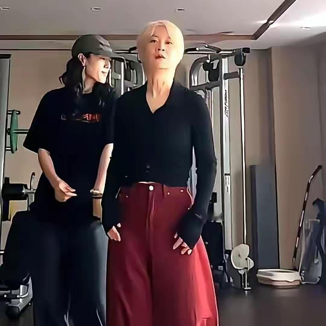 小沈阳的妻子沈春阳在健身房的一张留影，染着灰白色的短发越来越潮了。​​​