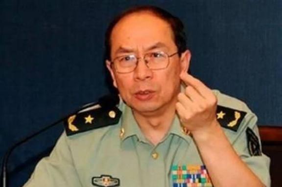 一位外国记者问金一南：“为什么英国宁愿归还富得流油的香港，却以损失6艘军舰、10