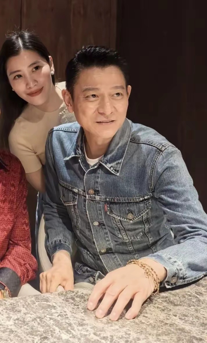 刘德华到马来西亚，陪朱丽倩回娘家，和表妹吃西餐，看起来好高雅​​​