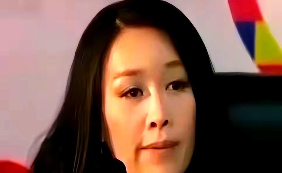 成都那家公司欠了五百万，法院传单都贴门口了，她没回嘴，只是把两人一起挂名的海南、