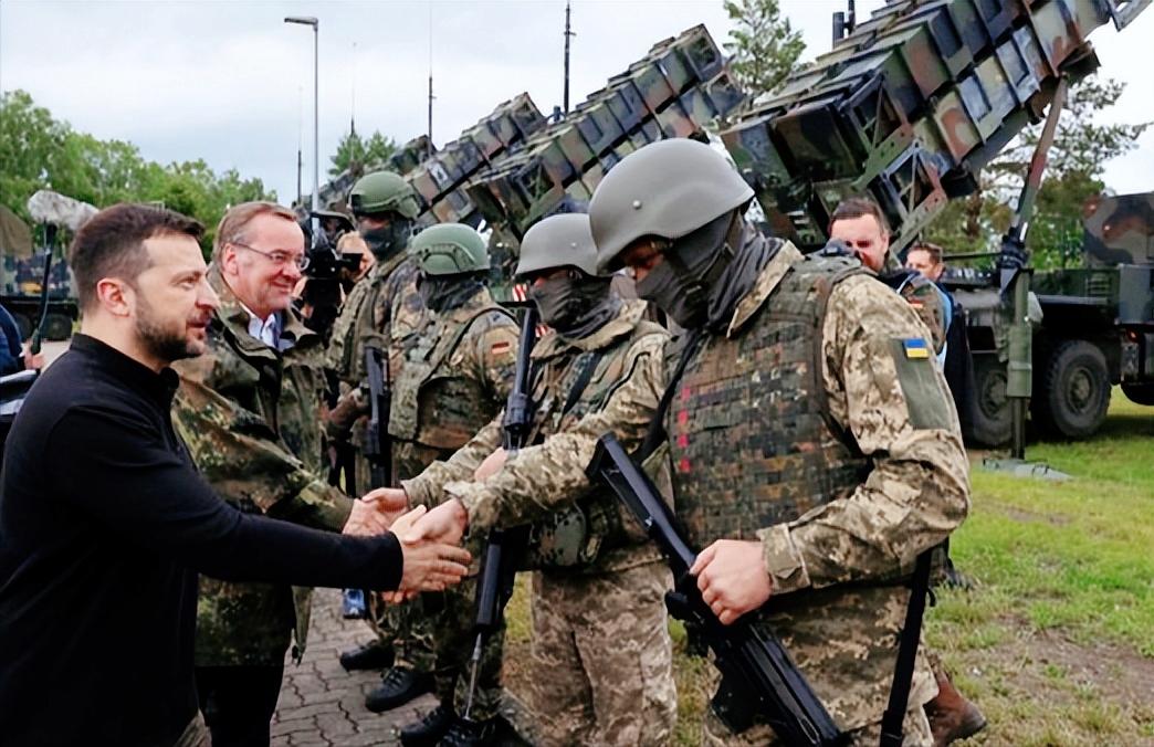 离谱！以前都是欧美国家手把手教乌克兰军队怎么打仗，结果现在风水轮流转，乌克兰的教