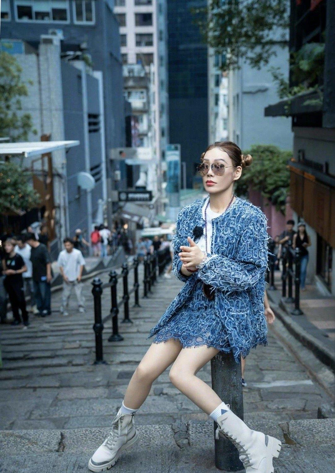 真没想到宁静的时尚感这么牛！53岁的她扎上哪吒头，不仅不违和，还带着点小俏皮和小
