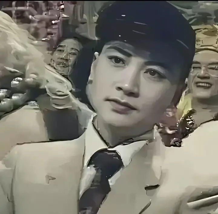 1986年，年轻时的迟重瑞身材匀称，长相俊朗，被富婆陈丽华追求，可惜一生没有留下