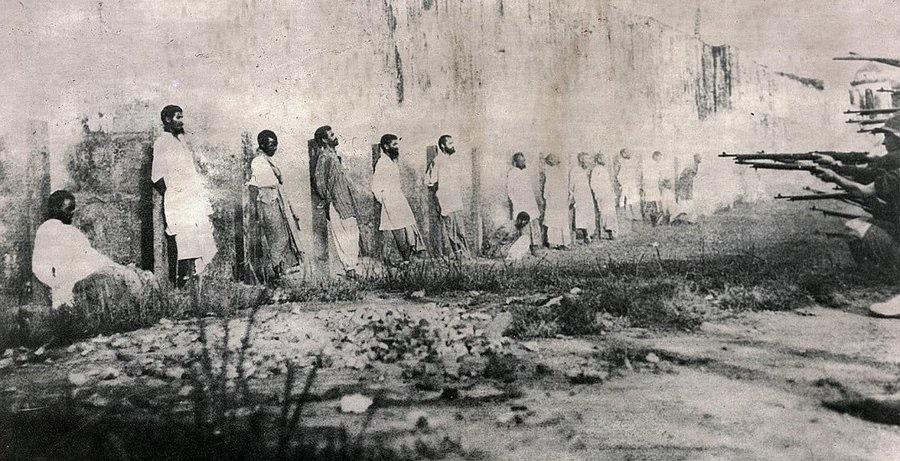 1915年新加坡兵变期间行刑队执行死刑的场景；此次兵变涉及第五轻步兵团（5th