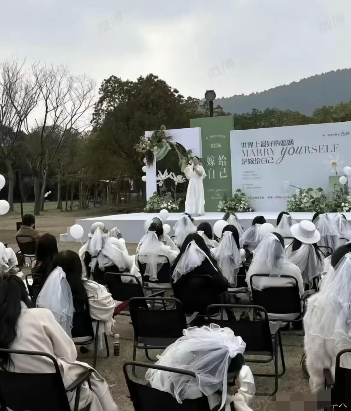 一网红博主组织嫁给自己的集体婚礼活动，下单70多件高端婚纱，一心想着7天无