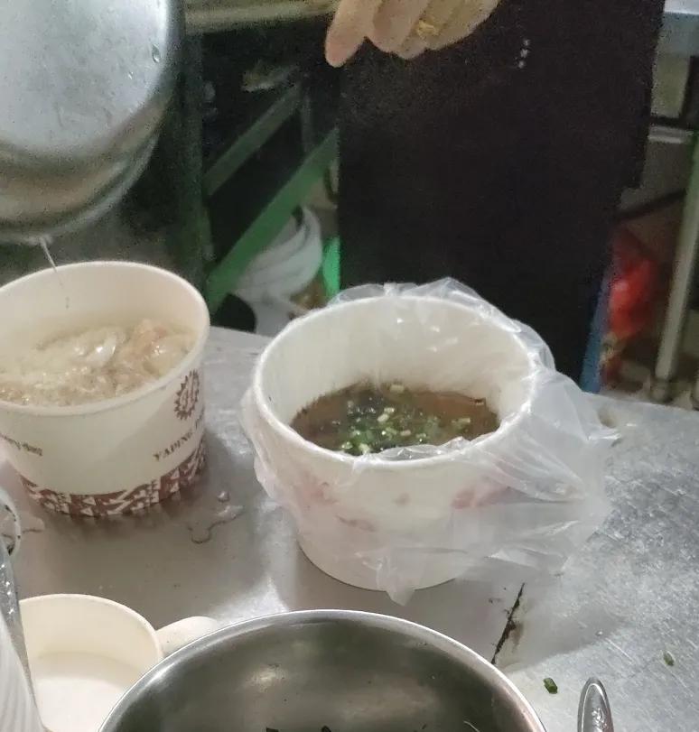 老板娘，给我来碗清汤，我大声对馄饨店的漂亮老娘说道。好嘞，你稍等，我马上为你下