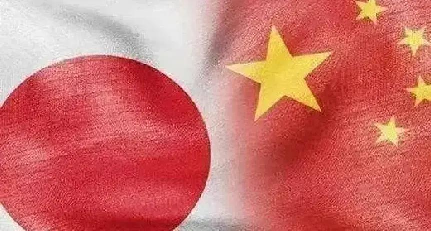 果不其然。日本政界高层突然放话了，称“台湾有事就是日本的存亡危机”。中方随