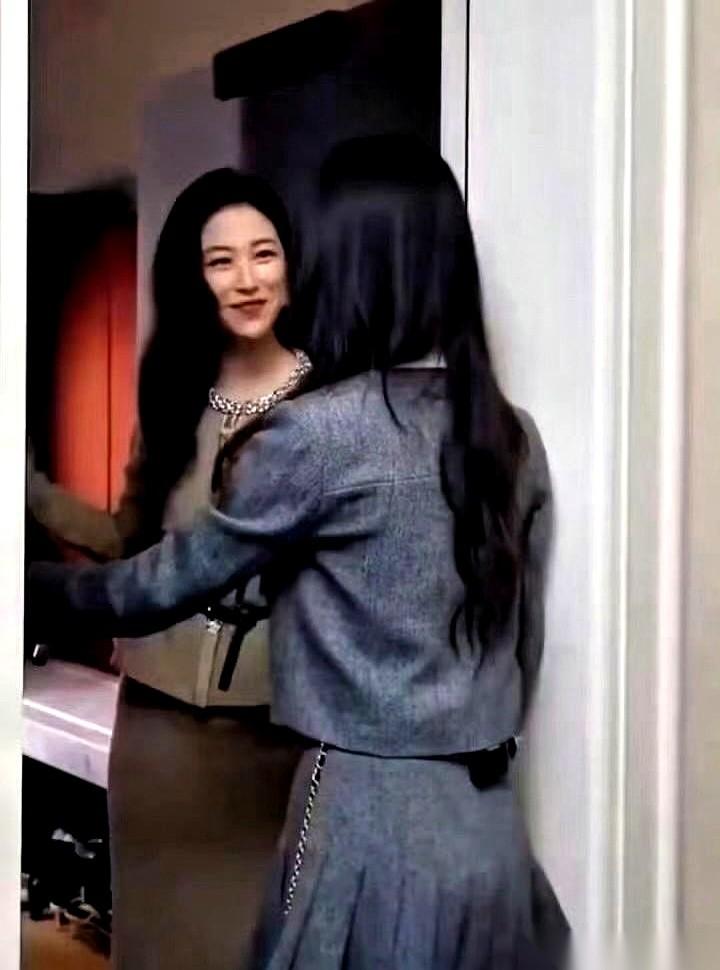 真的，那个瞬间我人看傻了。朱珠替她开门，她头都不回就往里走，那感觉……就好像朱