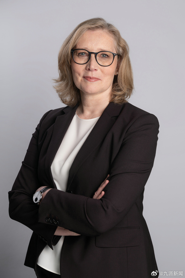 #智能驾趣宝马新世代#宝马率先在华大规模部署自研AI智能体平台，加速AI驱动转型