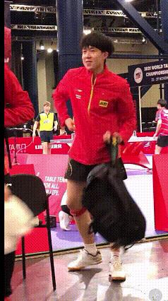 太逗了！喊王楚钦你是听不进去一个字呀，说莎莎好美你笑的一脸灿烂，难道你叫孙颖莎吗
