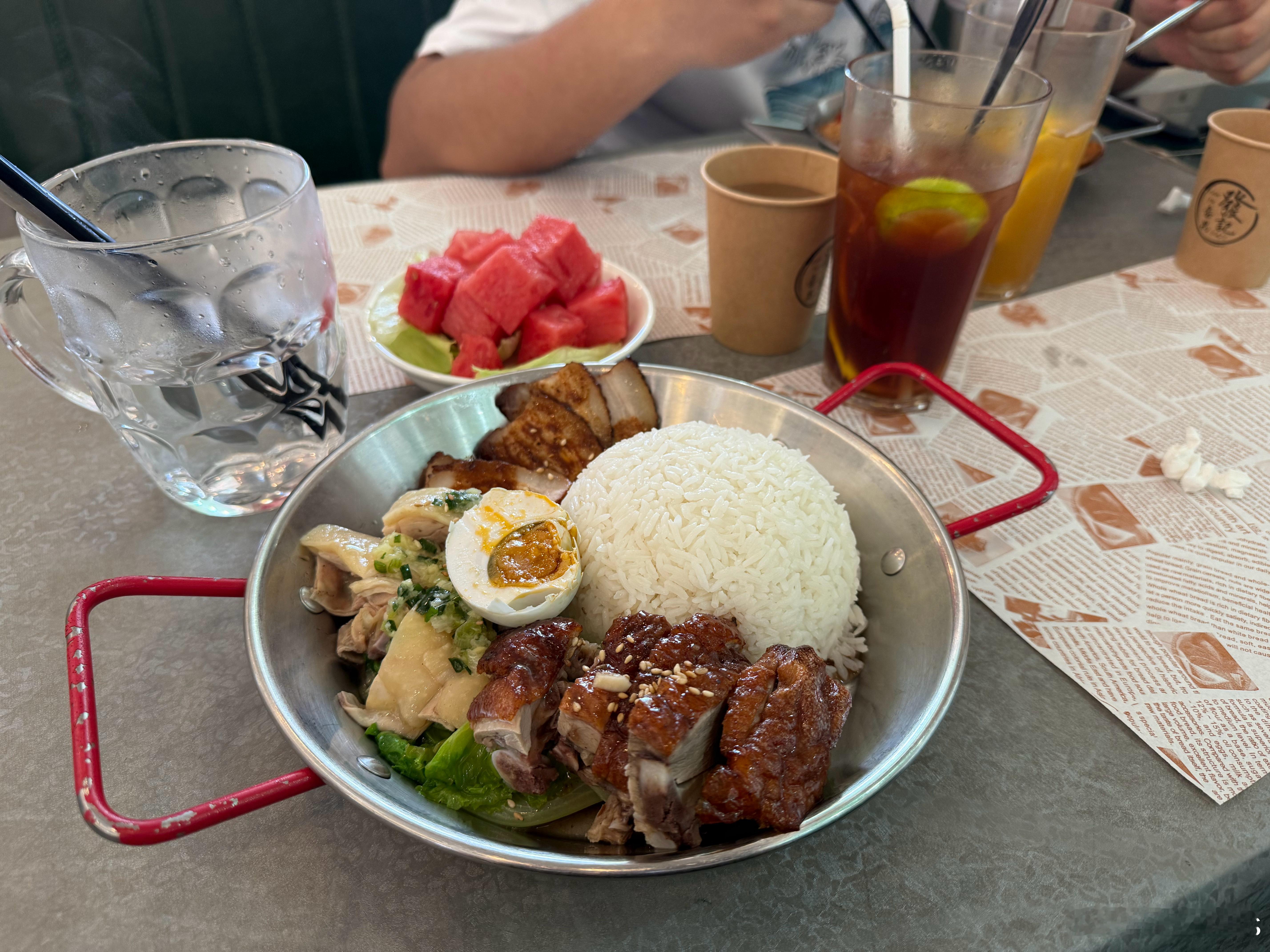 开餐！看上去可以喔！难得有一家茶餐厅，柠檬茶可以免费续饮！​​​