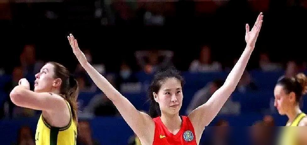 女篮大胜的背后，藏着两年的教练组暗战。2024年5月，宫鲁鸣以篮协副主席主抓