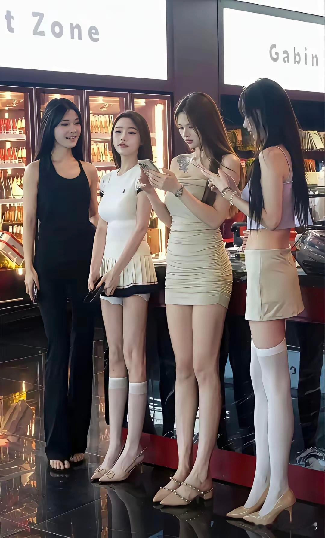 她们这是在干嘛？