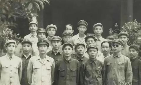 1950年5月10日，解放海南岛的功臣们在五公祠前合影留念。渡海之前，第40军参