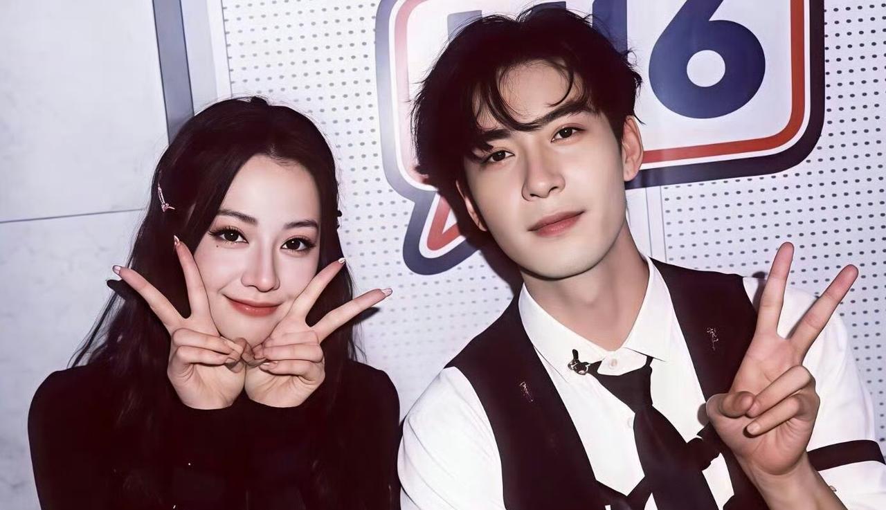 杀青就取关，那是规矩。他俩偏不，播完才互关。昨天品牌活动，俩人第一次公开同框