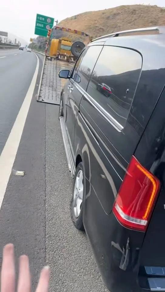 网友自驾去云南，在大丽高速车爆胎。交警联系拖车救援，拖车不到4公里，收费1400