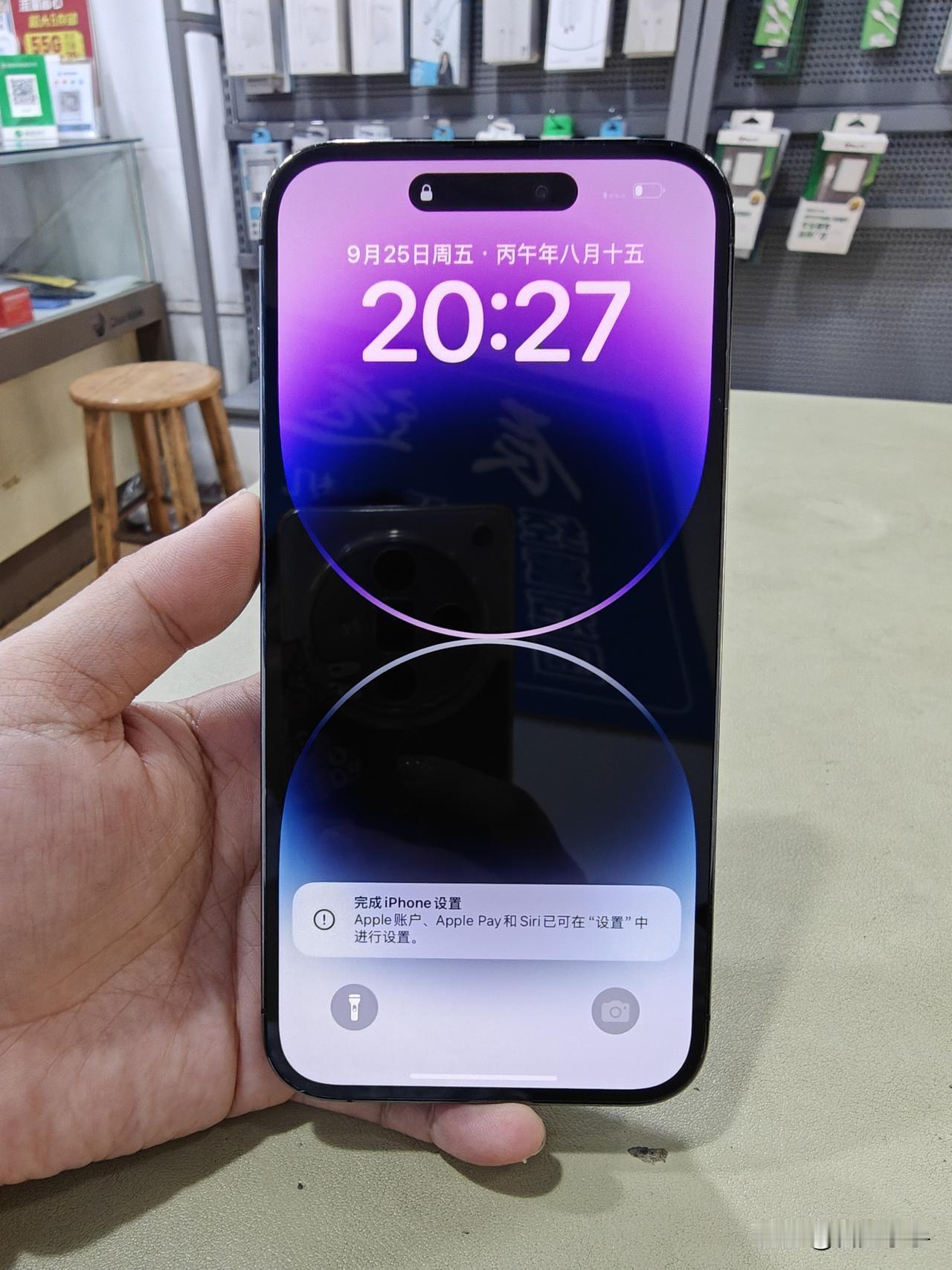 昨天认识了一个本地的头条网友，来找我换苹果13的电池。给他换了一个品胜的电池。本
