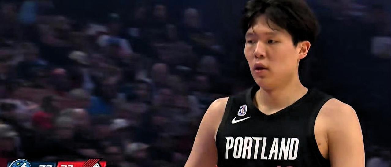 杨瀚森nba首秀超过姚明，出场前5分钟贡献2分1板，遥想当年，姚明首秀0分2篮板