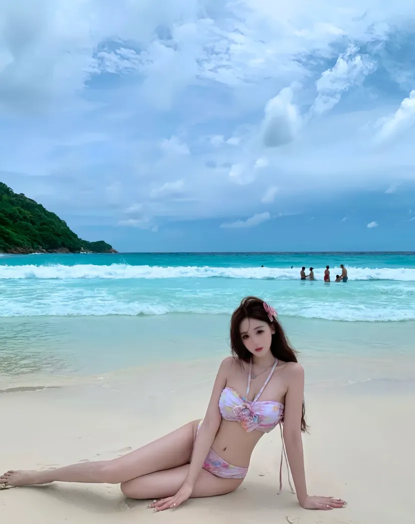 阳光沙滩，少女海边轻舞，海浪轻拍，微风轻拂，惬意时光。
