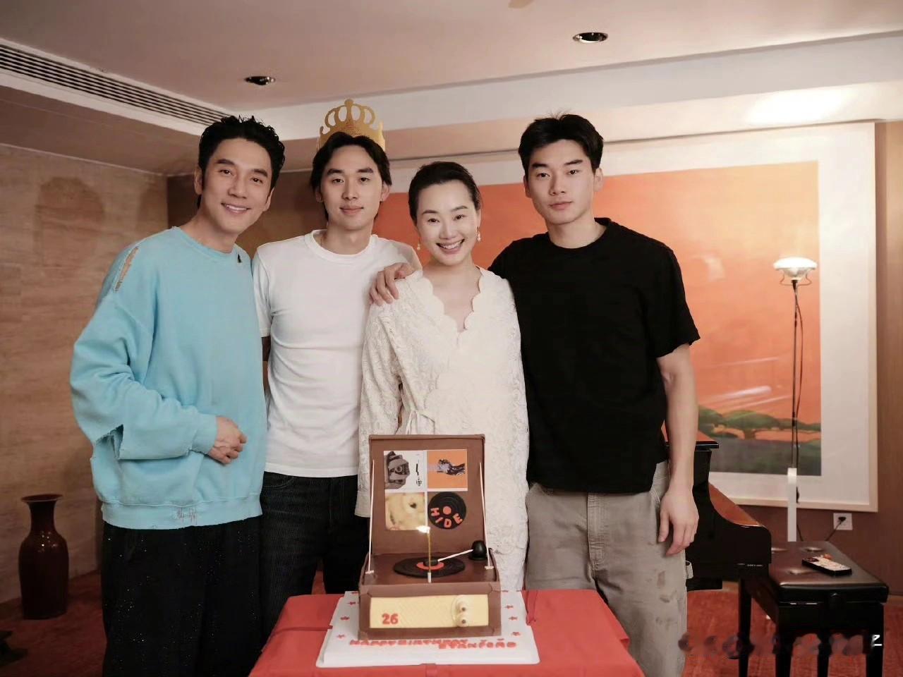 林依轮晒全家福，妻子年轻漂亮，两个儿子好帅气！11月2日，歌手林依轮在社交平台