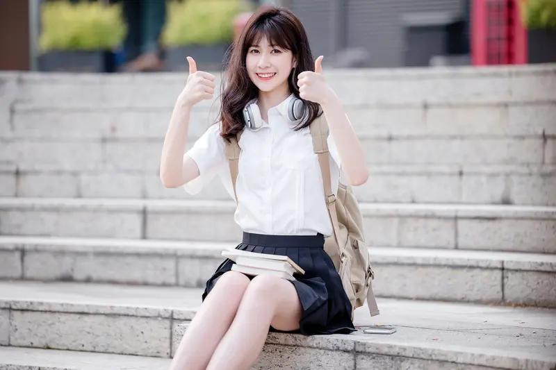 女人容貌出众便是一种优势!某银行招聘柜员,在众多应聘者里,有位女生崭露头角。她不