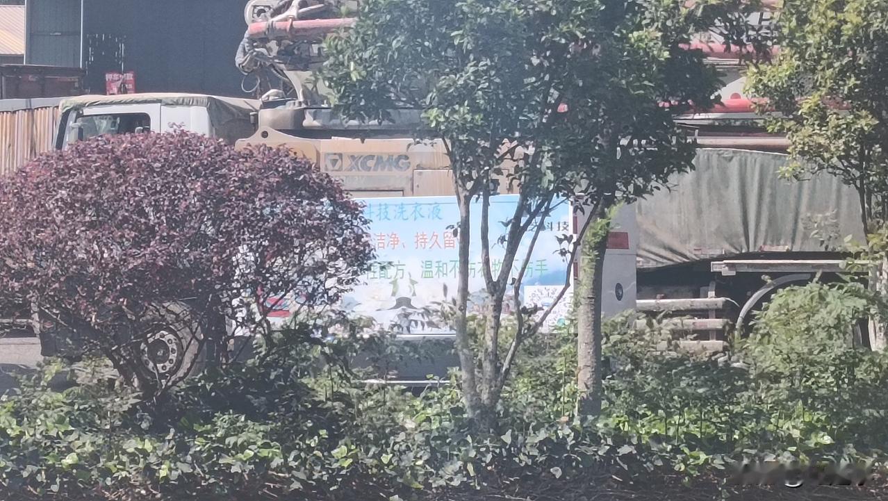 刚看到昆明经开区林溪路上堵车，好奇心驱使往前面看看，结果是一台水泥泵车应该是坏了